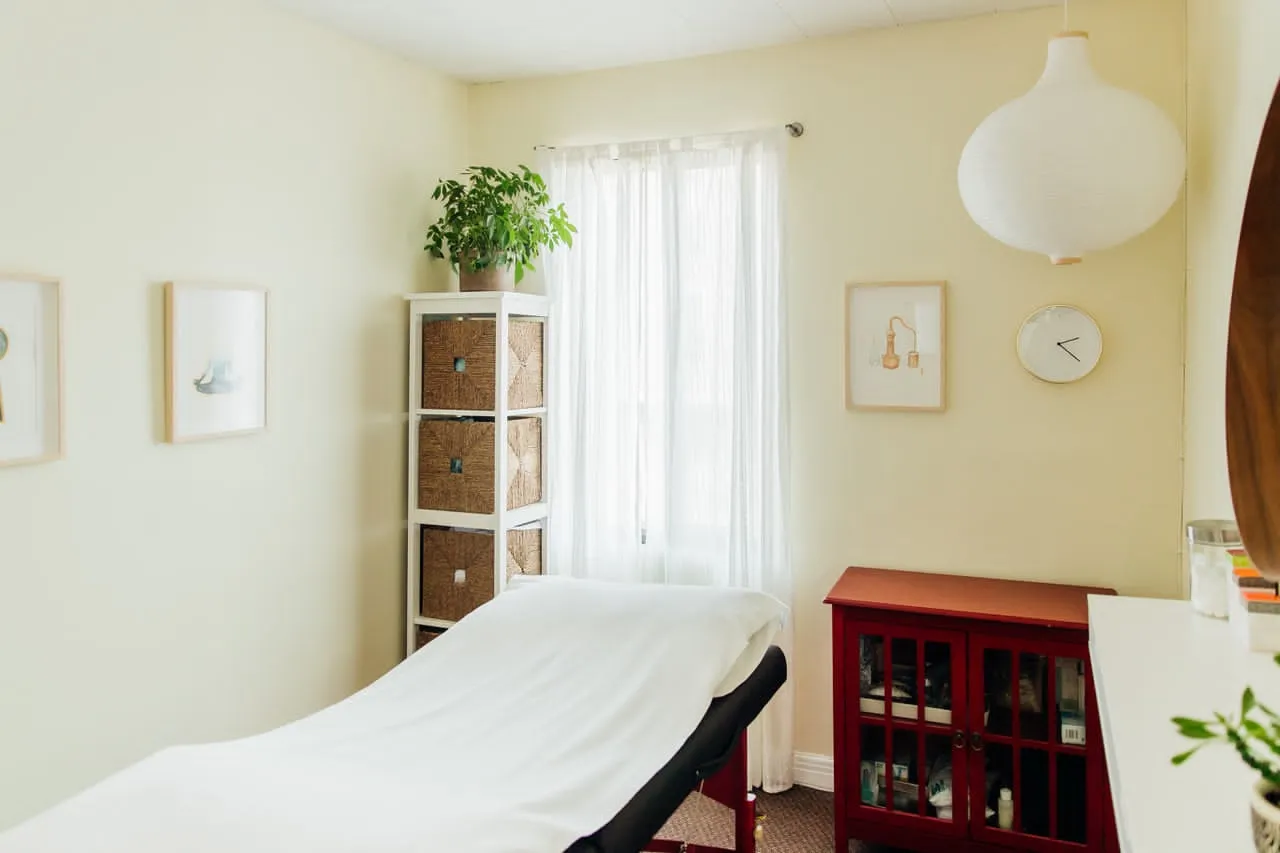 Salle de traitement de la clinique d’acupuncture