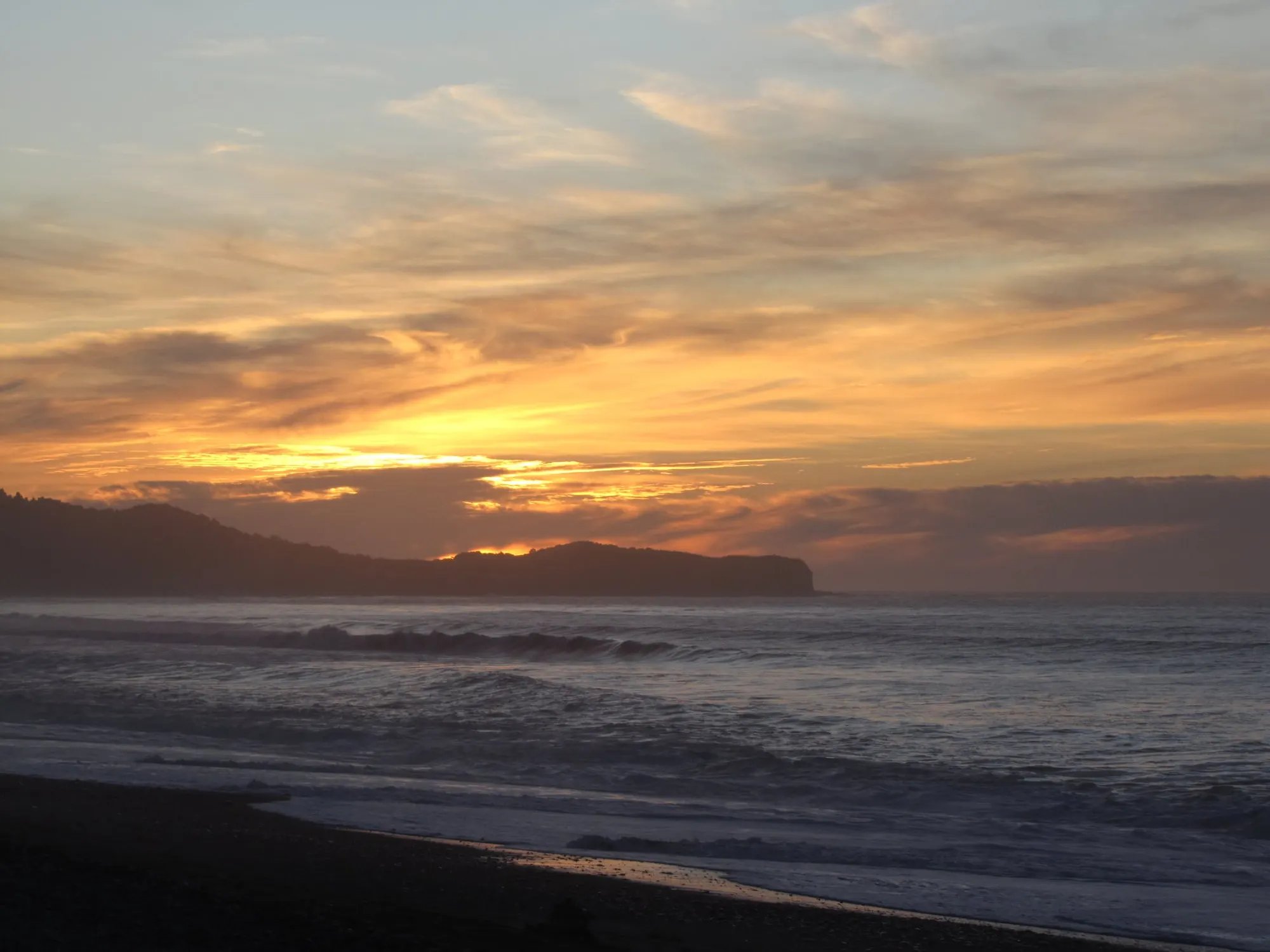 Lumière dorée d’un coucher de soleil sur l’eau